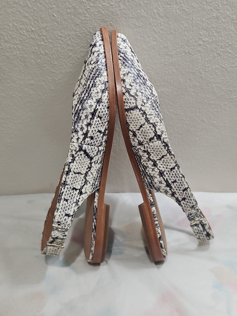 Frye Kenzie Slingback Flats in a black and white snake pattern size 10 - Picture 3 of 12